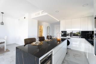 Beachside Getaway in Puerto Banús 3-Bedroom Apartment in Playa Rocío - Marbella - 4