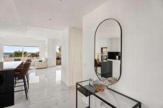 Beachside Getaway in Puerto Banús 3-Bedroom Apartment in Playa Rocío - Marbella - 2