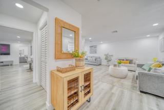 Kids-Friendly Central Cape Coral Gem! Heated Pool & Spa - 0