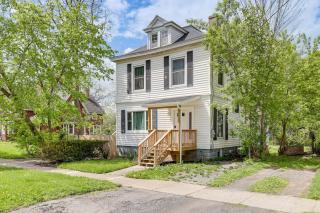 Walk to Downtown and Seneca Lake Updated Retreat! - Geneva - 8
