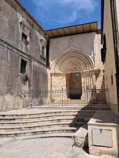 A due passi dal portale - 6