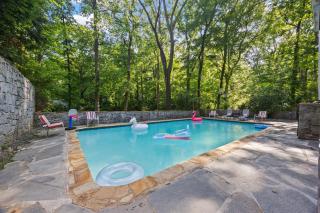 Spacious Buckhead Family Escape - Big Backyard - 0