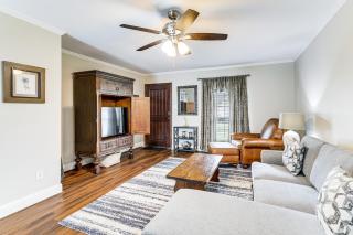 Pool Access Energy Corridor Townhome in Houston! - Houston - 0