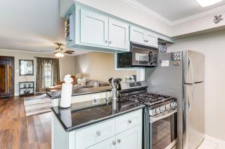 Pool Access Energy Corridor Townhome in Houston! - Houston - 3