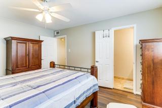 Pool Access Energy Corridor Townhome in Houston! - Houston - 1