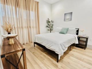 Newly Built Modern Central 2B On Sherman with Free Parking - North Sherman Way - 0
