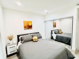 Newly Built Modern Central 2B On Sherman with Free Parking - North Sherman Way - 4
