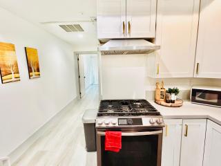 Newly Built Modern Central 2B On Sherman with Free Parking - North Sherman Way - 1