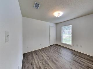 AVAILABLE NOW Lovely 3 bedroom, 2 bathroom home in a good location - Spring - 3