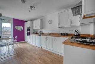 Fantastic CONTRACTOR ACCOMMODATION - 5 Bedrooms and driveway! - 3