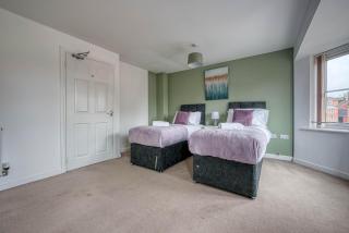 Fantastic 5 Bedroom House - Coventry - 1