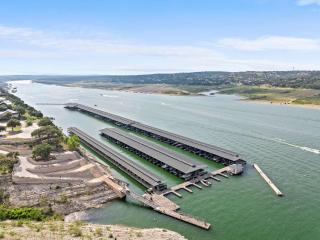 Luxe 3-Story Retreat - Chefs Kitchen and Firepit - 8