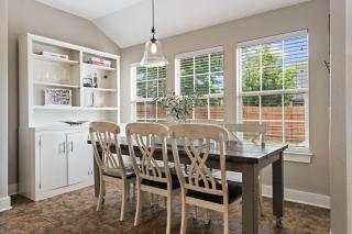 Spacious Stylish Home Private Patio Pergola - 7