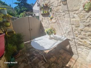 Maison spacieuse à Villeneuve-lès-Avignon avec terrasse_2 - Villeneuve-lès-Avignon - 0