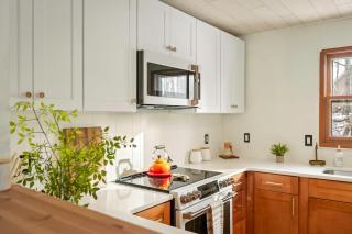 The Pines Cozy Arrowhead Lake Escape with Pools and Outdoor Adventures - Pocono Lake - 7