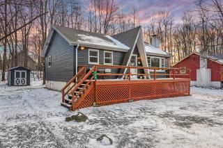 The Pines Cozy Arrowhead Lake Escape with Pools and Outdoor Adventures - Pocono Lake - 9