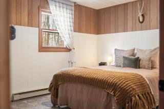 The Pines Cozy Arrowhead Lake Escape with Pools and Outdoor Adventures - Pocono Lake - 6