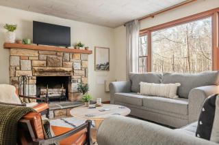 The Pines Cozy Arrowhead Lake Escape with Pools and Outdoor Adventures - Pocono Lake - 5