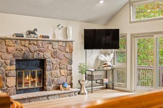 Emerald Bluff by AvantStay Lake Views Deck Fire Pit Game Room - Long Pond - 5