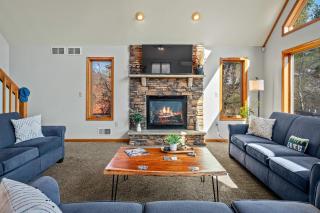 Lake View Chalet by AvantStay Lake Access Deck - Albrightsville - 2