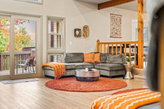 Emerald Bluff by AvantStay Lake Views Deck Fire Pit Game Room - 3