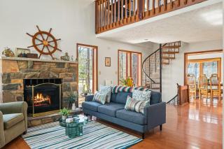 Pirate-Themed Lakefront Home w Kayaks Game Room Views Hidden Treasure Hunt - East Stroudsburg - 9