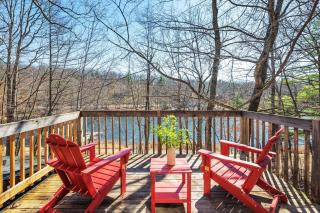 Pirate-Themed Lakefront Home w Kayaks Game Room Views Hidden Treasure Hunt - East Stroudsburg - 8