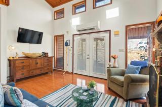 Pirate-Themed Lakefront Home w Kayaks Game Room Views Hidden Treasure Hunt - East Stroudsburg - 5
