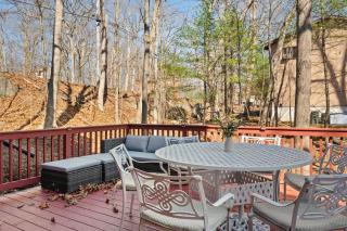 Pirate-Themed Lakefront Home w Kayaks Game Room Views Hidden Treasure Hunt - East Stroudsburg - 6