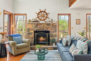 Pirate-Themed Lakefront Home w Kayaks Game Room Views Hidden Treasure Hunt - East Stroudsburg - 4