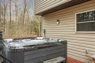 Rustic-Chic Escape w Hot Tub Fireplace Nature Views Pine Woods Loft - Lehigh - 9