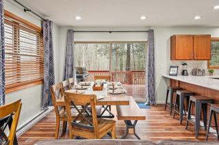 Rustic-Chic Escape w Hot Tub Fireplace Nature Views Pine Woods Loft - Lehigh - 6