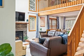 Rustic-Chic Escape w Hot Tub Fireplace Nature Views Pine Woods Loft - Lehigh - 4
