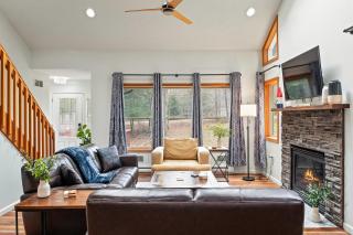 Rustic-Chic Escape w Hot Tub Fireplace Nature Views Pine Woods Loft - Lehigh - 3