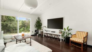 Upstay Contemporary 3BR Family Home with Garden and Indoor Fireplace - Austin - 4