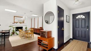 Upstay Contemporary 3BR Family Home with Garden and Indoor Fireplace - Austin - 8