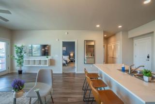 Spacious 1BD - Balcony, Pool, Gym, W-D - Sleeps 4 - Tempe - 2