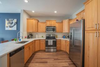 Charming 3BD - Gym, W-D, Parking - Sleeps 8 - 7