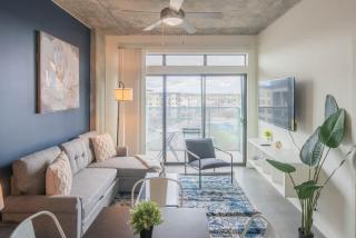 2BR Roosevelt Row Gym Pool Parking Sleeps 8 - Phoenix - 4