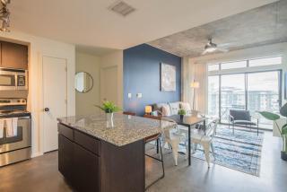 2BR Roosevelt Row Gym Pool Parking Sleeps 8 - Phoenix - 1