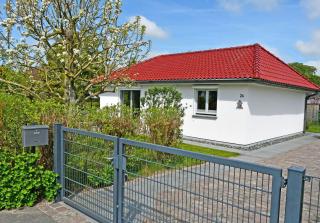 Ferienhaus mit Sauna u Terrasse im Zentrum von Rügen - Thesenvitz - 1