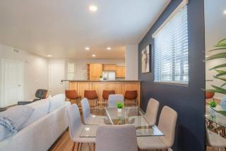 Luxurious 3BD - Gym, W-D, Parking - Sleeps 8 - Tempe - 2