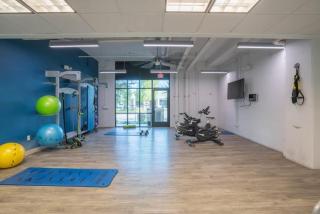 Luxurious 3BD - Gym, W-D, Parking - Sleeps 8 - 1