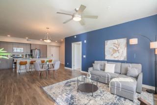 Posh 2BD - Gym, Pool, Parking, W-D - Sleeps 8 - Tempe - 0