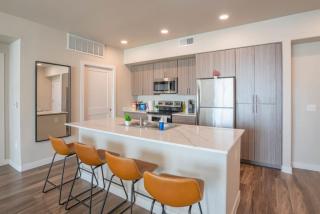 Posh 2BD - Gym, Pool, Parking, W-D - Sleeps 8 - Tempe - 3