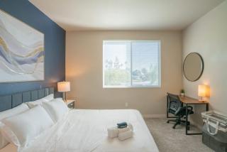 Posh 2BD - Gym, Pool, Parking, W-D - Sleeps 8 - 7