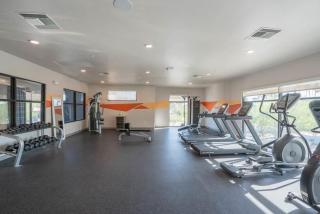 Posh 2BD - Gym, Pool, Parking, W-D - Sleeps 8 - 8