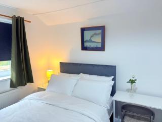 Spacious 4 Bed Cardiff House Near City Centre with Parking - 6