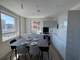 Riverview 2Bedroom 2Bathoom Airport Apartment - 4