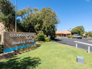 Budgie Smuggler - Cabin 96 Geographe Bay Holiday Park - Broadwater - 5